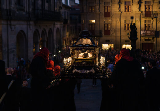 Día grande da Semana Santa con catro procesións. O Santo Encontro, a Angustia, o Santo Enterro e a Soledad encherán as rúas de Santiago